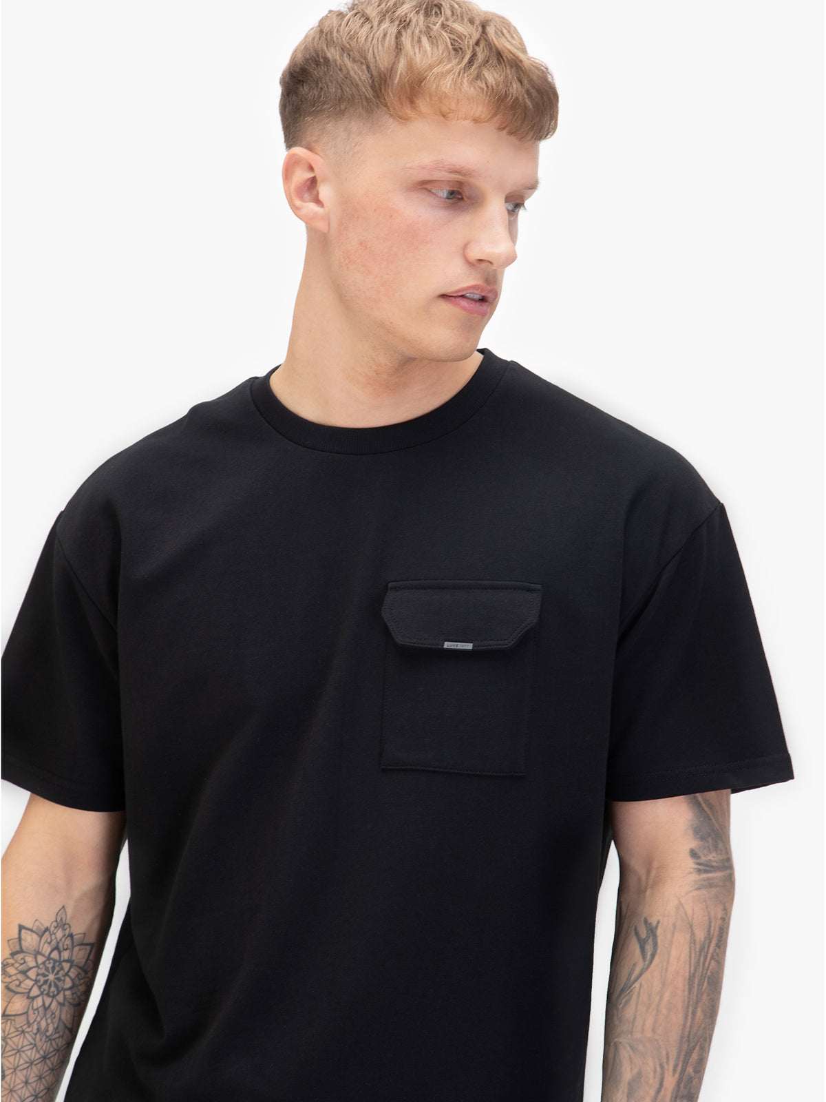 Men's relaxed-fit black t-shirt with crew neck and short sleeves, detail view 2