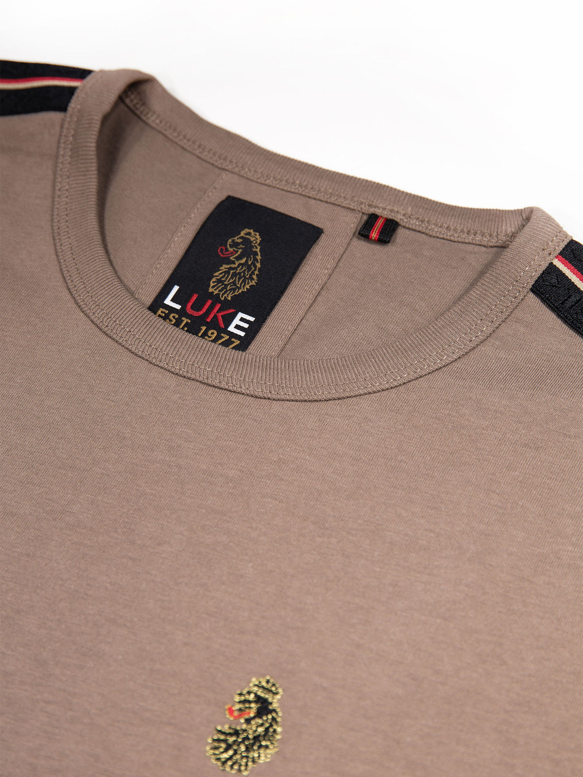 Men's brown t-shirt with crew neck and short sleeves.