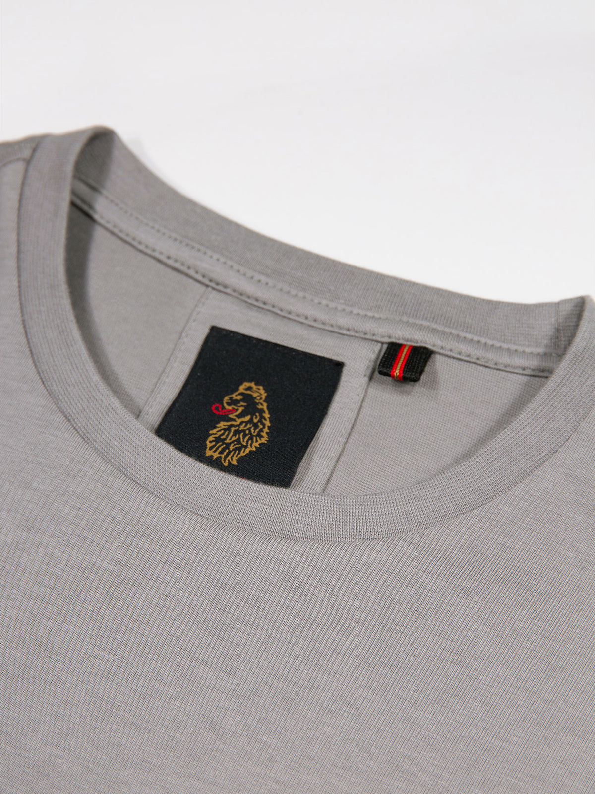 Men's grey t-shirt with crew neck and short sleeves.