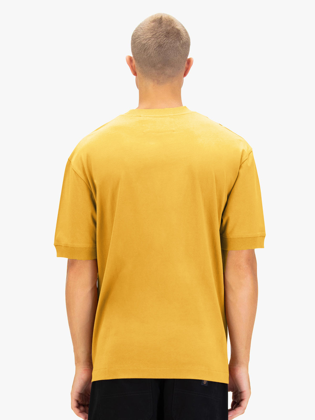 Men's relaxed-fit yellow t-shirt with crew neck and short sleeves, detail view 1