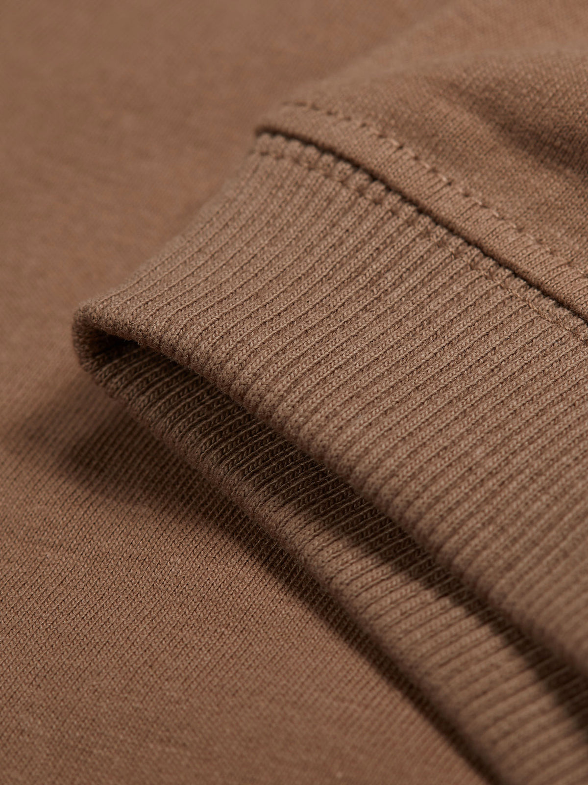 Men's relaxed-fit brown t-shirt with crew neck and short sleeves, detail view 2
