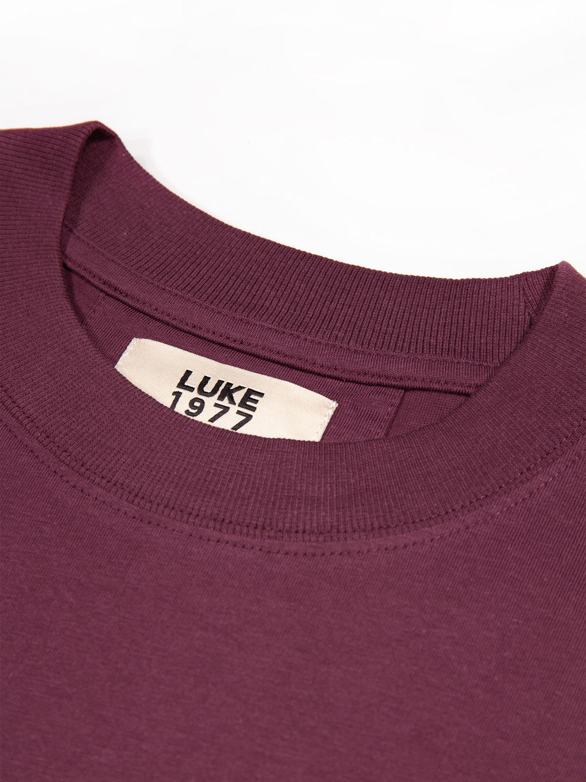 Men's relaxed-fit purple t-shirt with crew neck and short sleeves, detail view 2