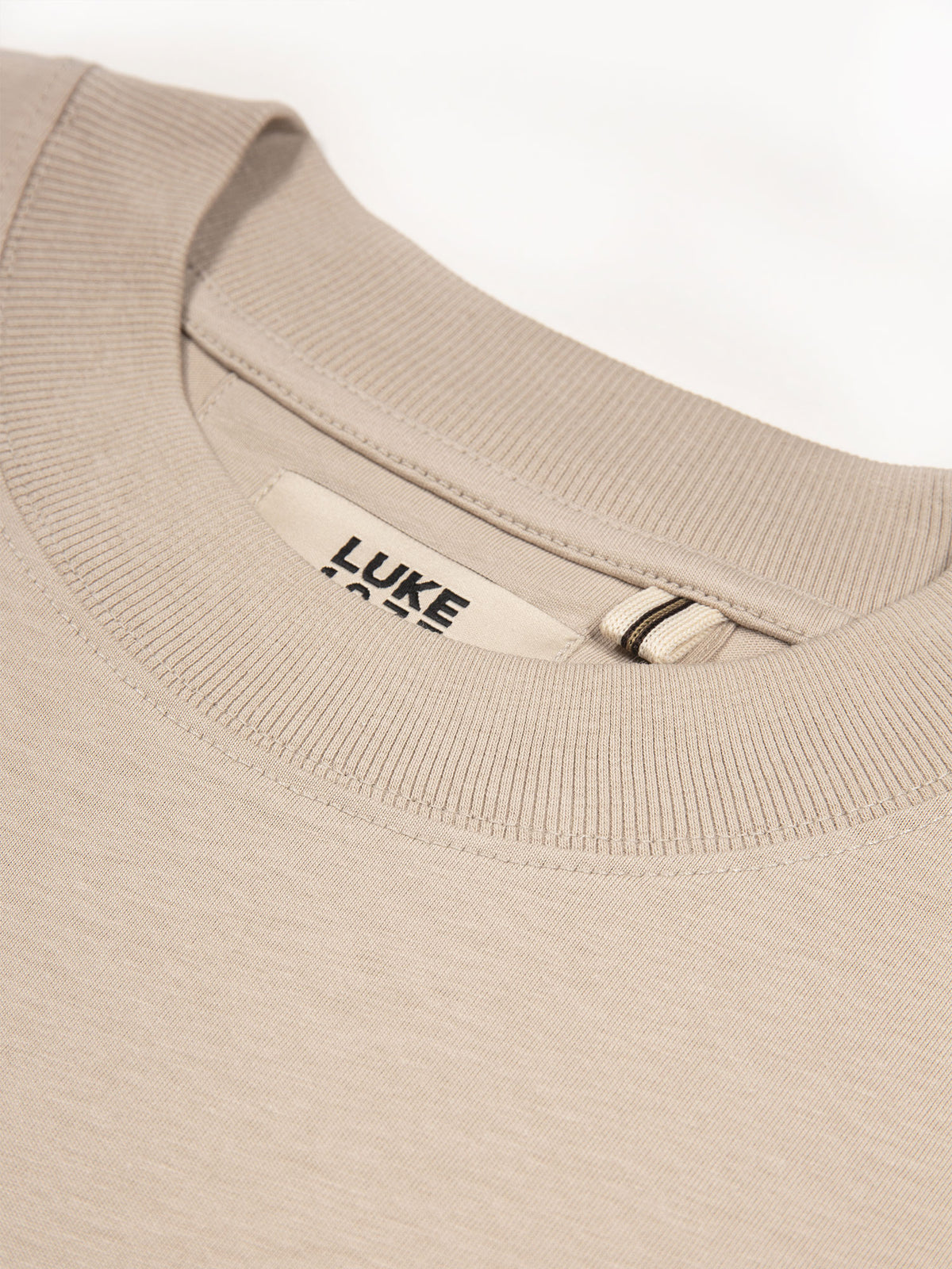 Men's relaxed-fit beige t-shirt with crew neck and short sleeves, detail view 2