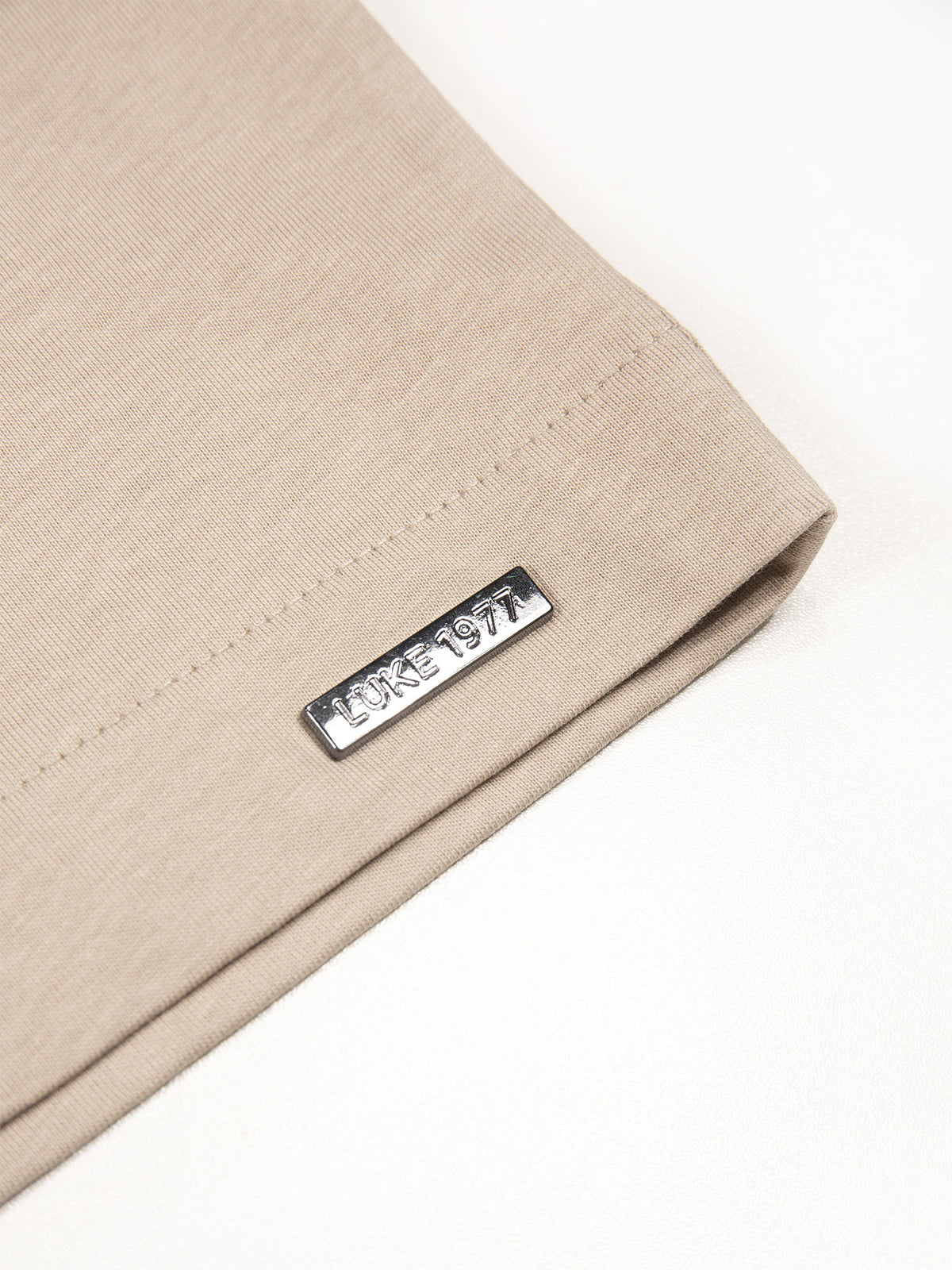Men's relaxed-fit beige t-shirt with crew neck and short sleeves, detail view 1