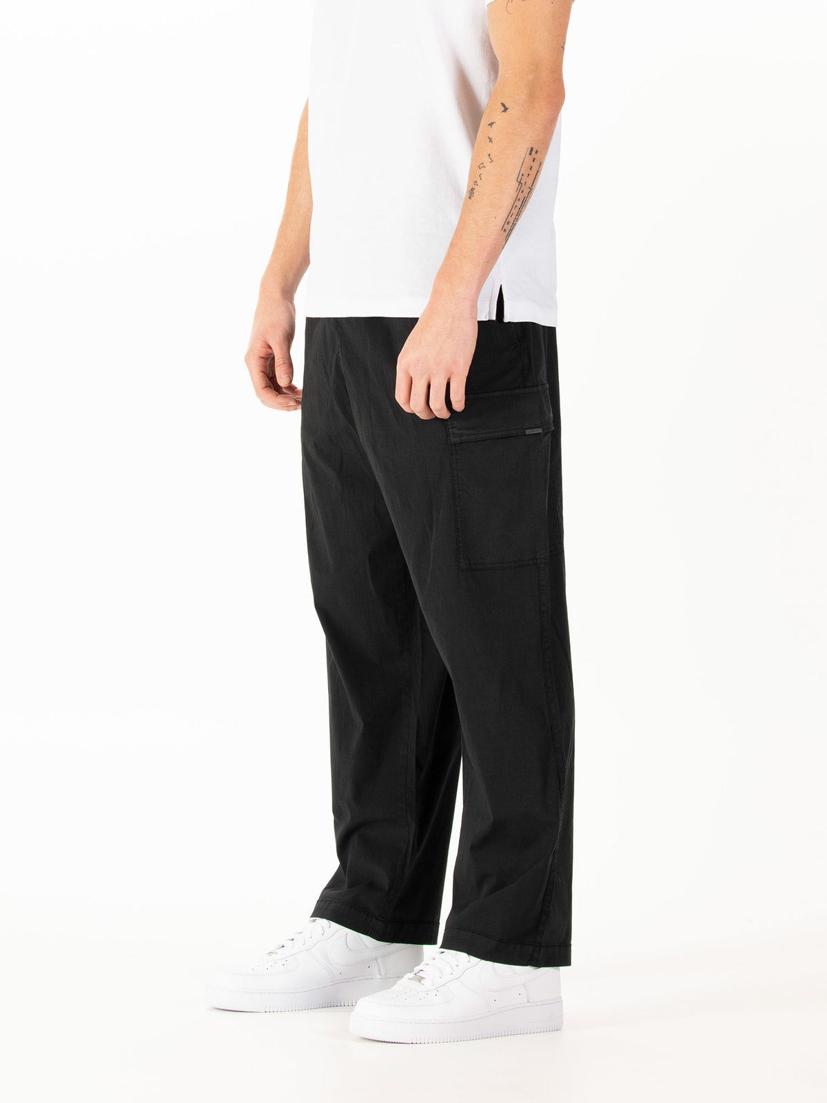 Men's black cargo trousers with cargo pockets.