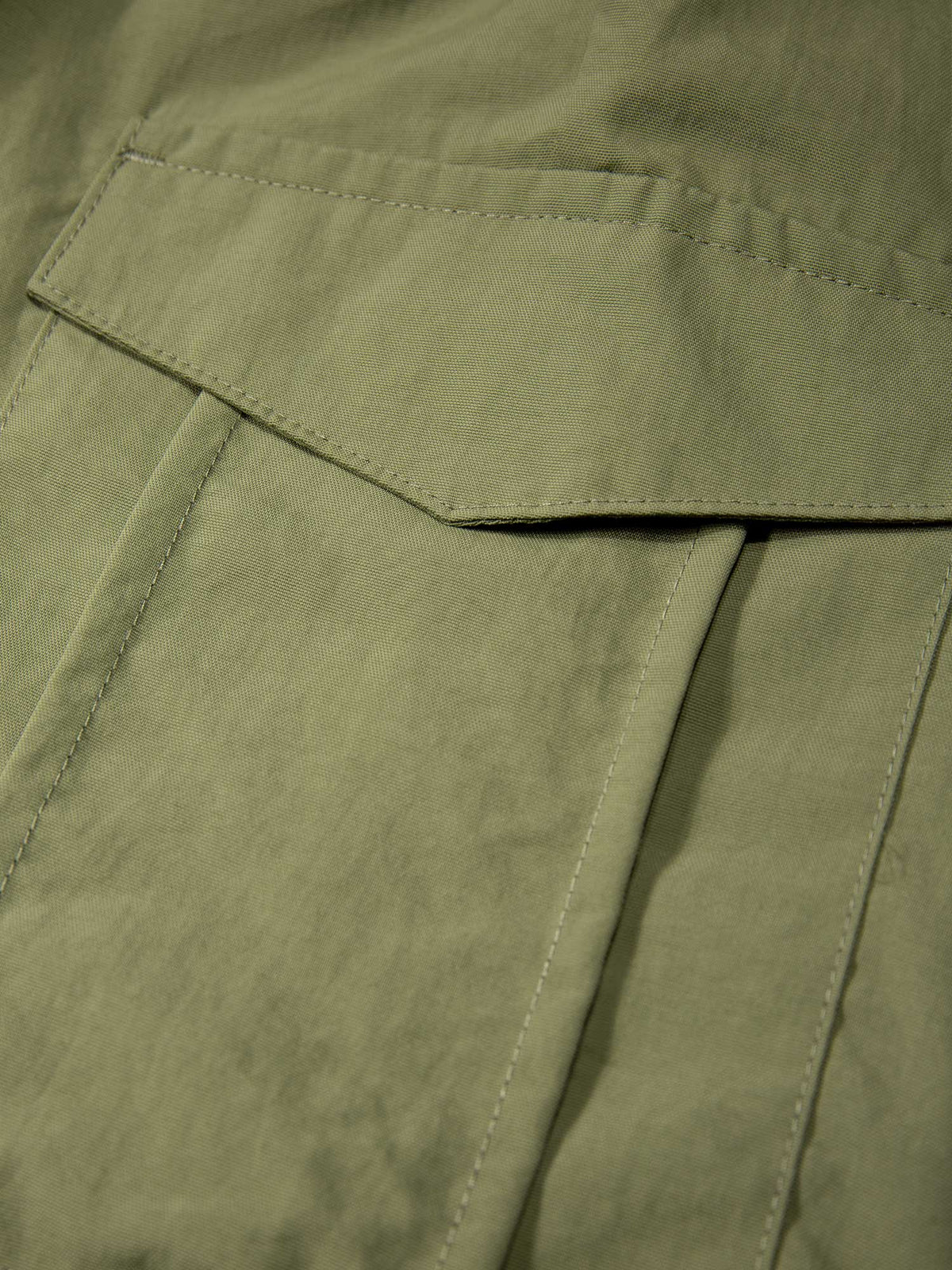 Men's green shorts with elasticated waistband, detail view 2