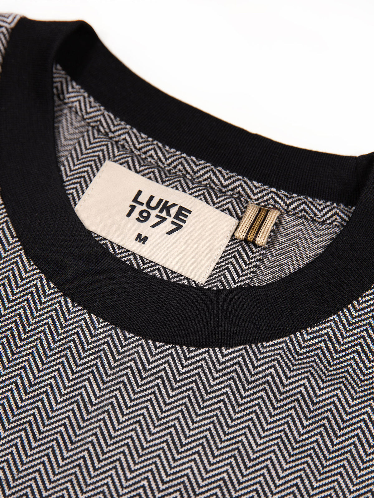 Men's grey t-shirt with crew neck and short sleeves.