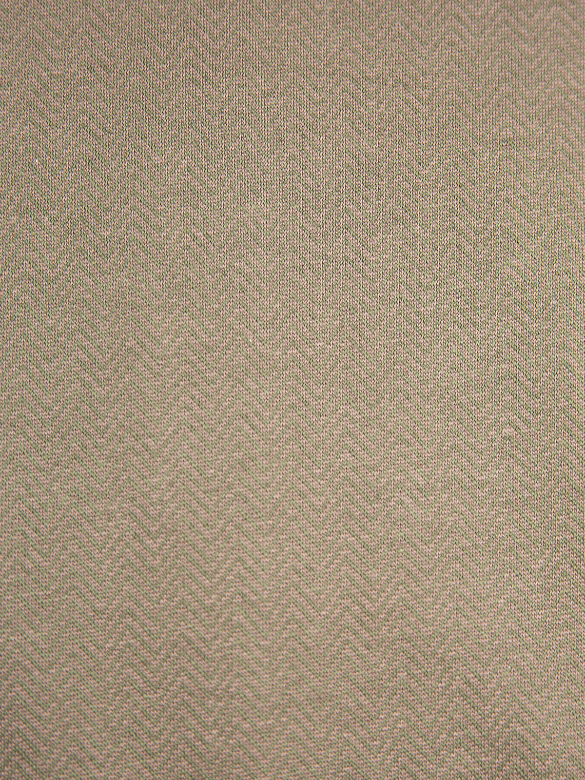 Men's brown t-shirt with crew neck and short sleeves.