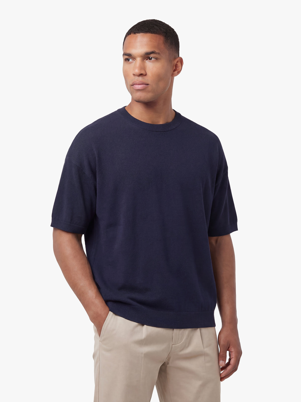 Men's relaxed-fit navy t-shirt with crew neck and short sleeves, detail view 1