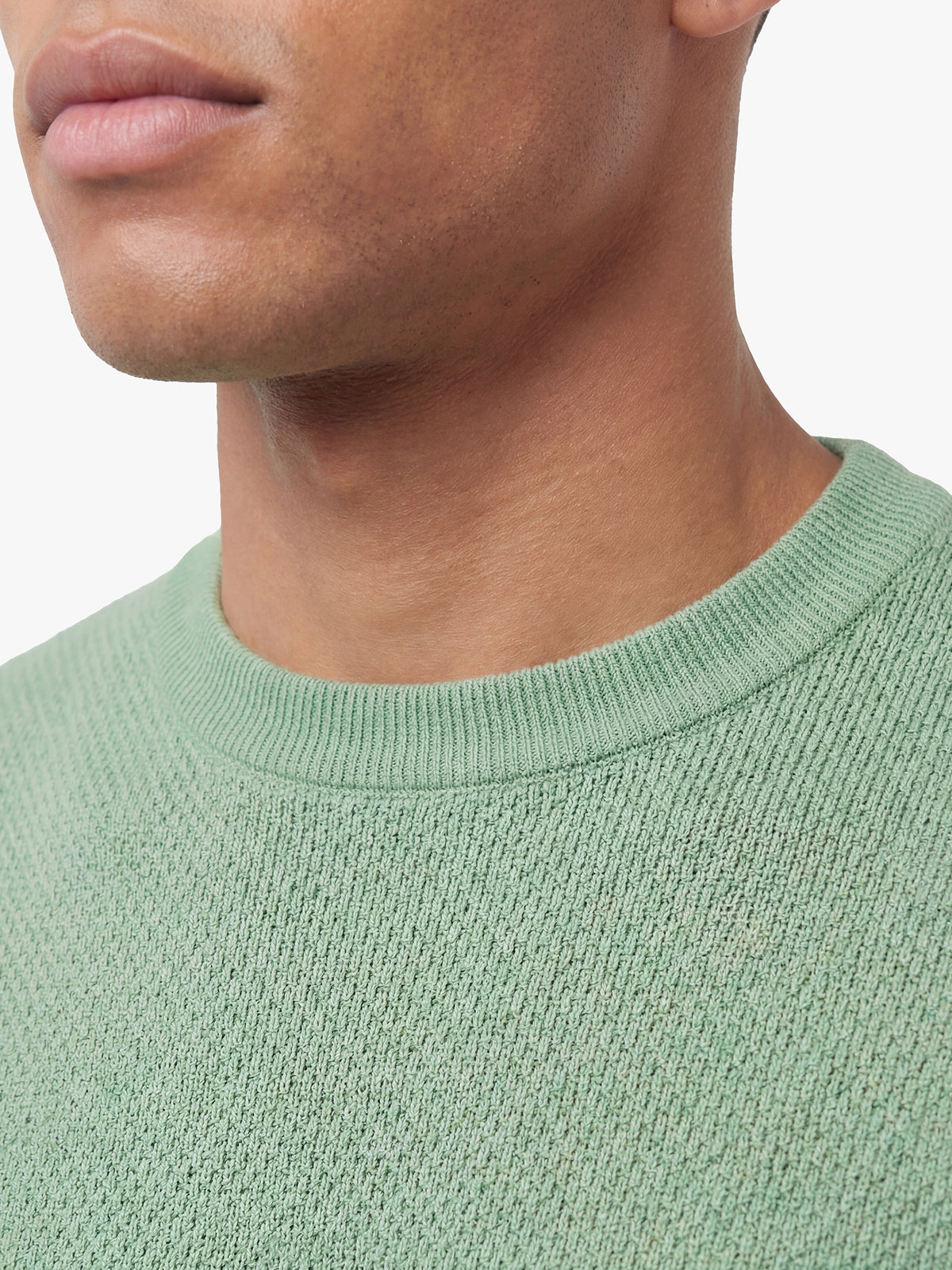 Men's relaxed-fit green t-shirt with crew neck and short sleeves, detail view 2