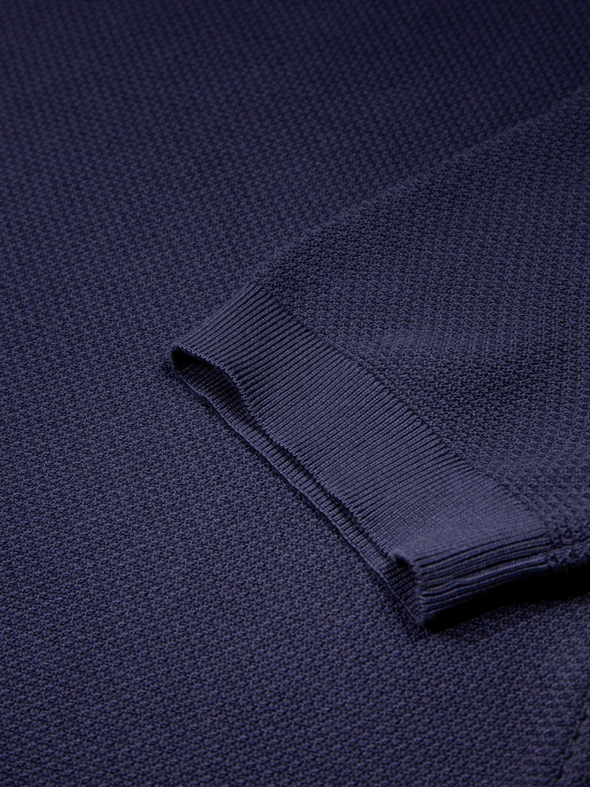 Men's relaxed-fit navy t-shirt with crew neck and short sleeves, detail view 3