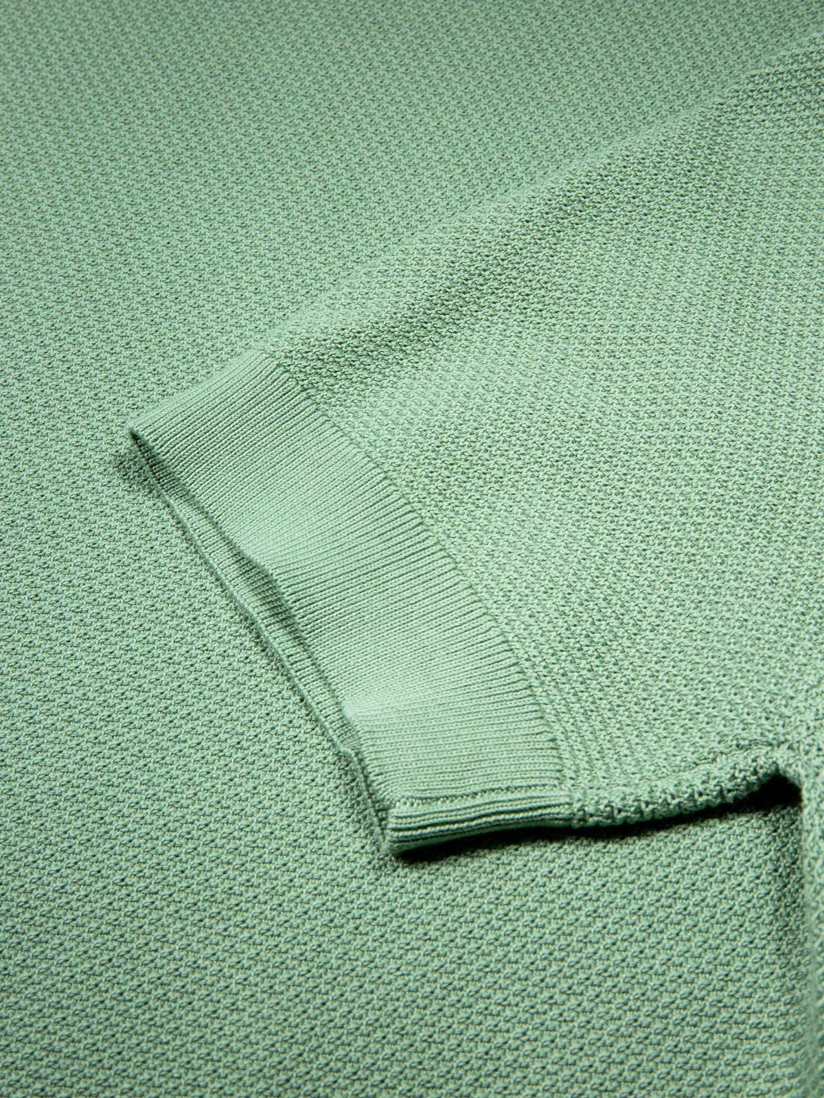 Men's relaxed-fit green t-shirt with crew neck and short sleeves, detail view 4