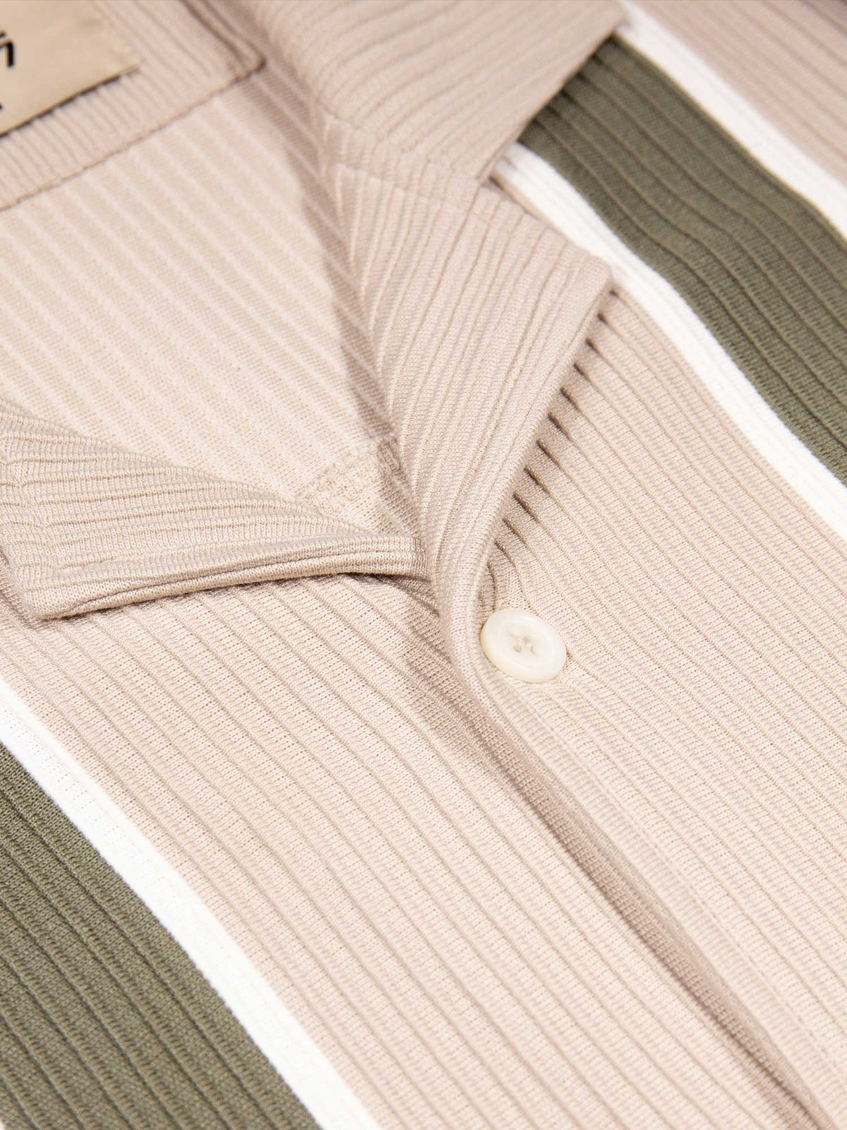 Men's relaxed-fit beige shirt with Cuban collar and button-up front, detail view 2