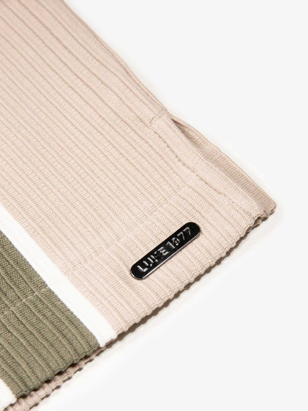 Men's relaxed-fit beige shirt with Cuban collar and button-up front, detail view 4