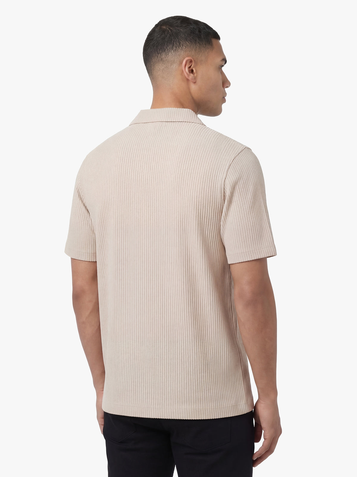 Men's relaxed-fit beige shirt with Cuban collar and button-up front, detail view 1