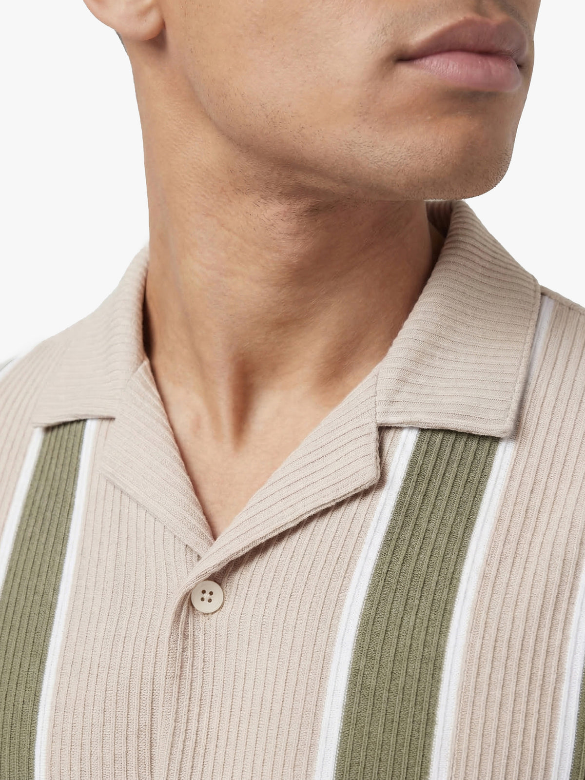Men's relaxed-fit beige shirt with Cuban collar and button-up front, detail view 5