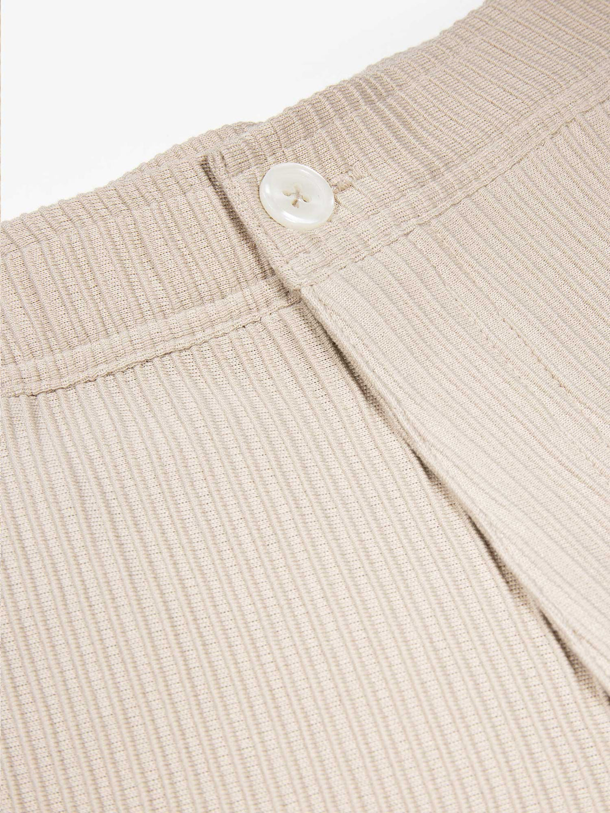 Men's beige shorts with drawstring waistband, detail view 1