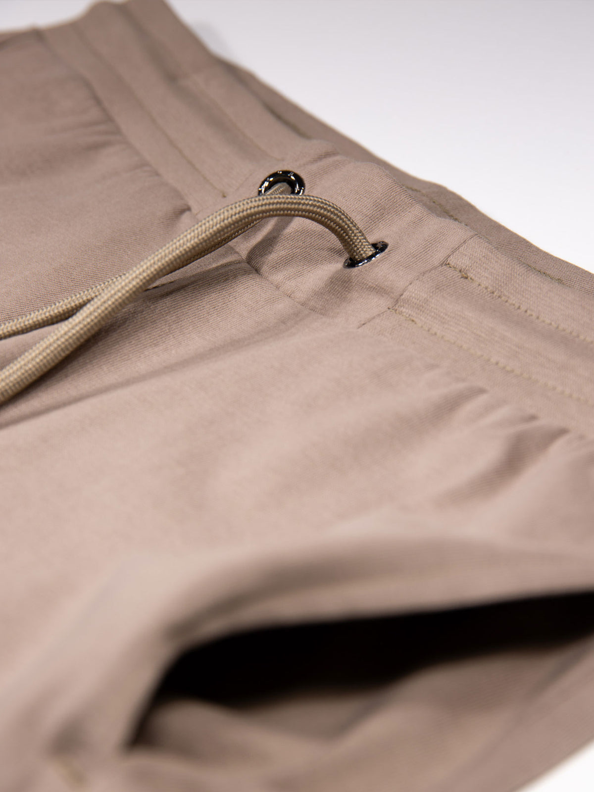 Men's brown shorts with drawstring waistband, detail view 3