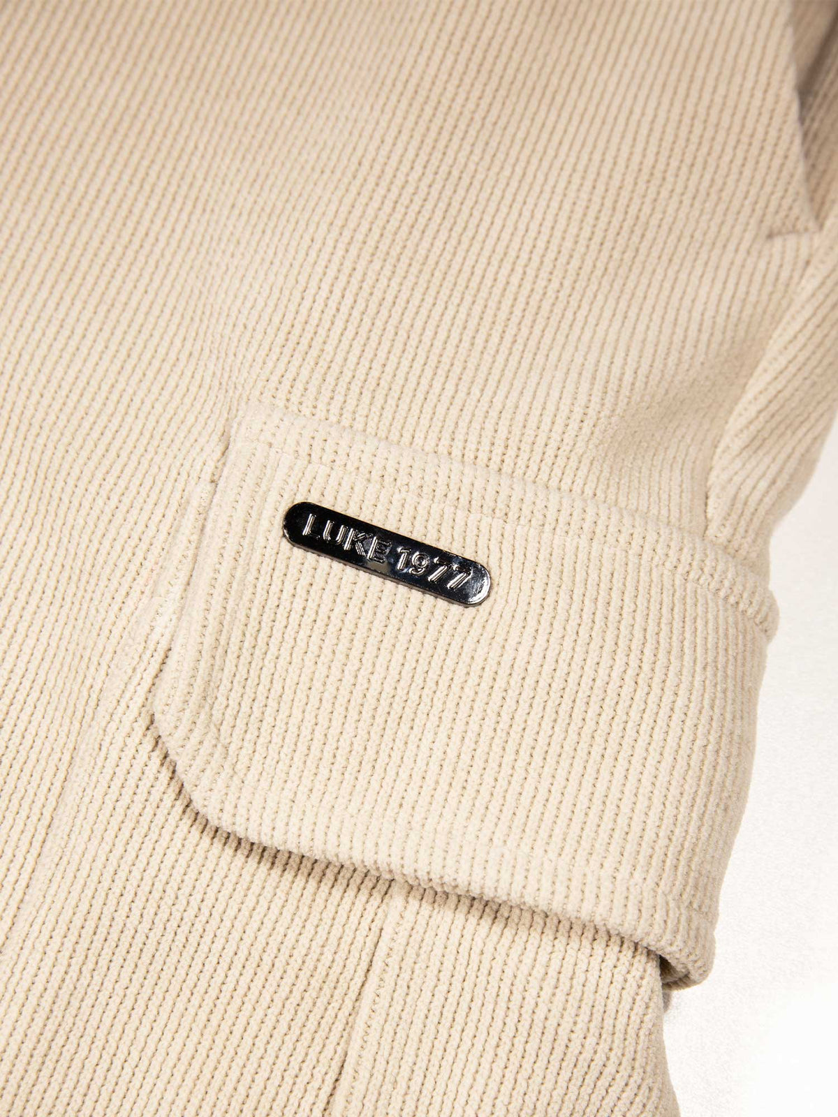 Men's beige shorts with drawstring waistband and cargo pockets, detail view 2
