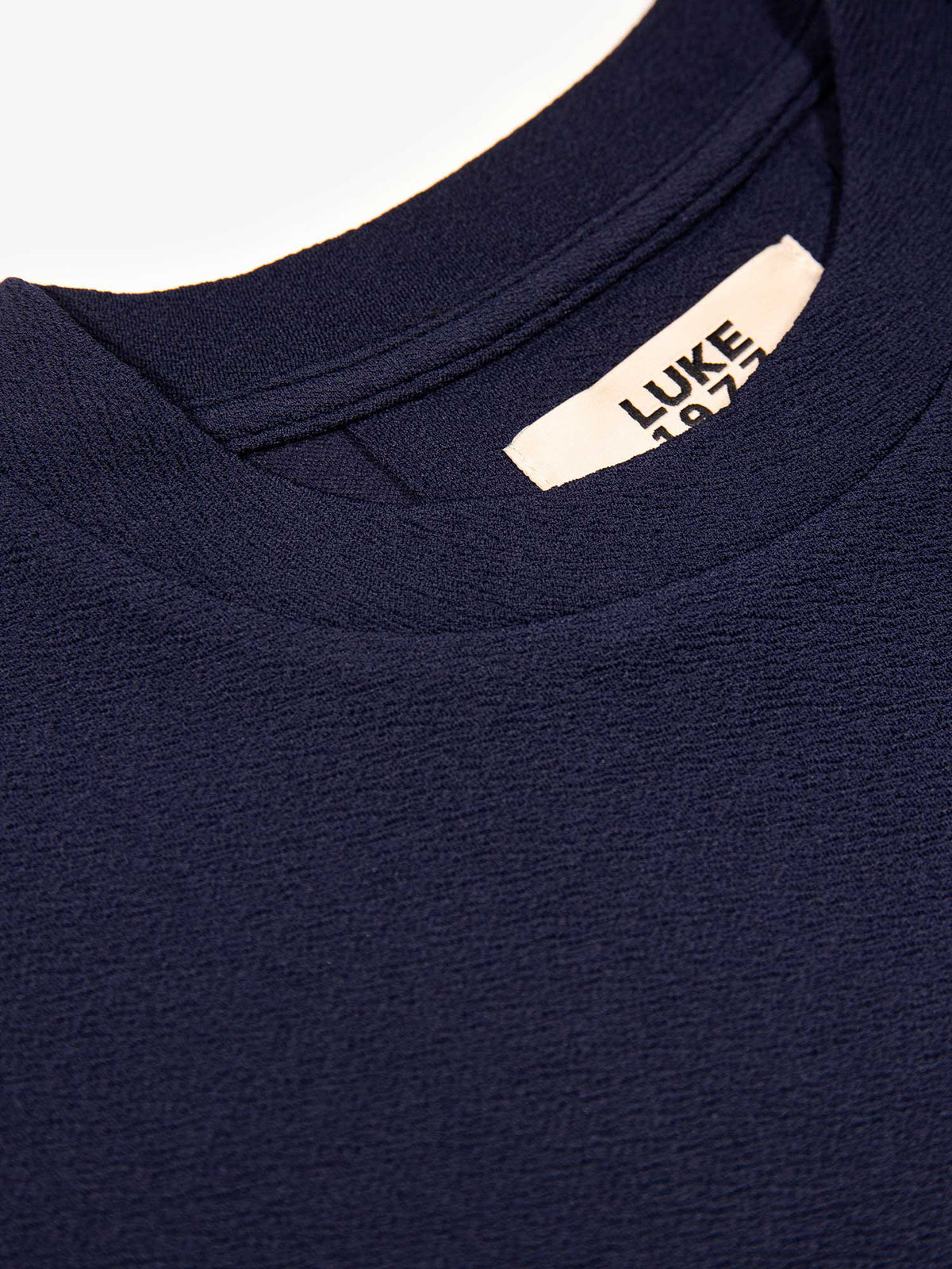 Men's relaxed-fit navy t-shirt with crew neck and short sleeves, detail view 2