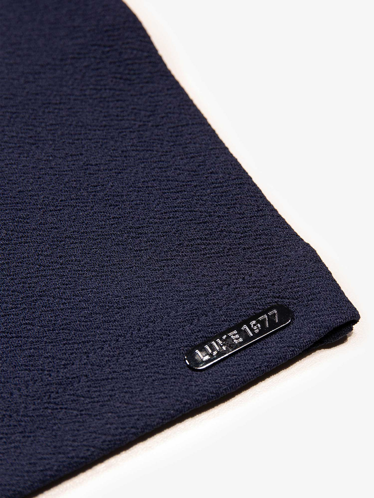 Men's relaxed-fit navy t-shirt with crew neck and short sleeves, detail view 3