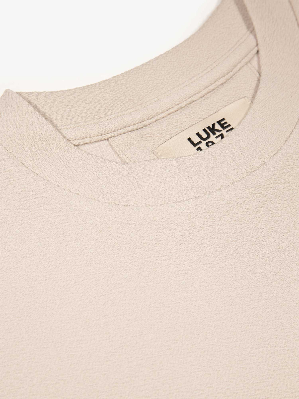 Men's relaxed-fit beige t-shirt with crew neck and short sleeves, detail view 1