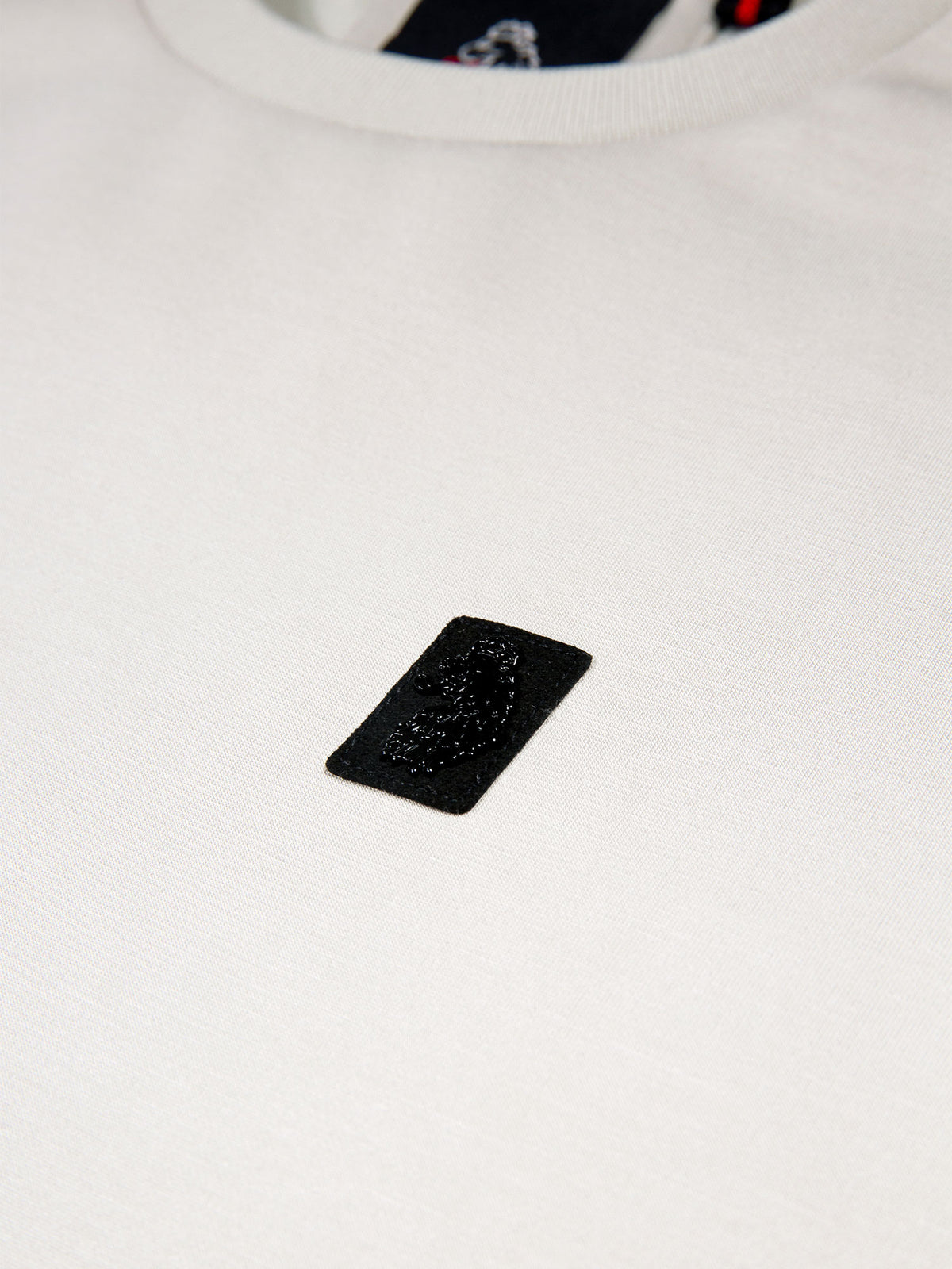 Men's grey t-shirt with crew neck and short sleeves, detail view