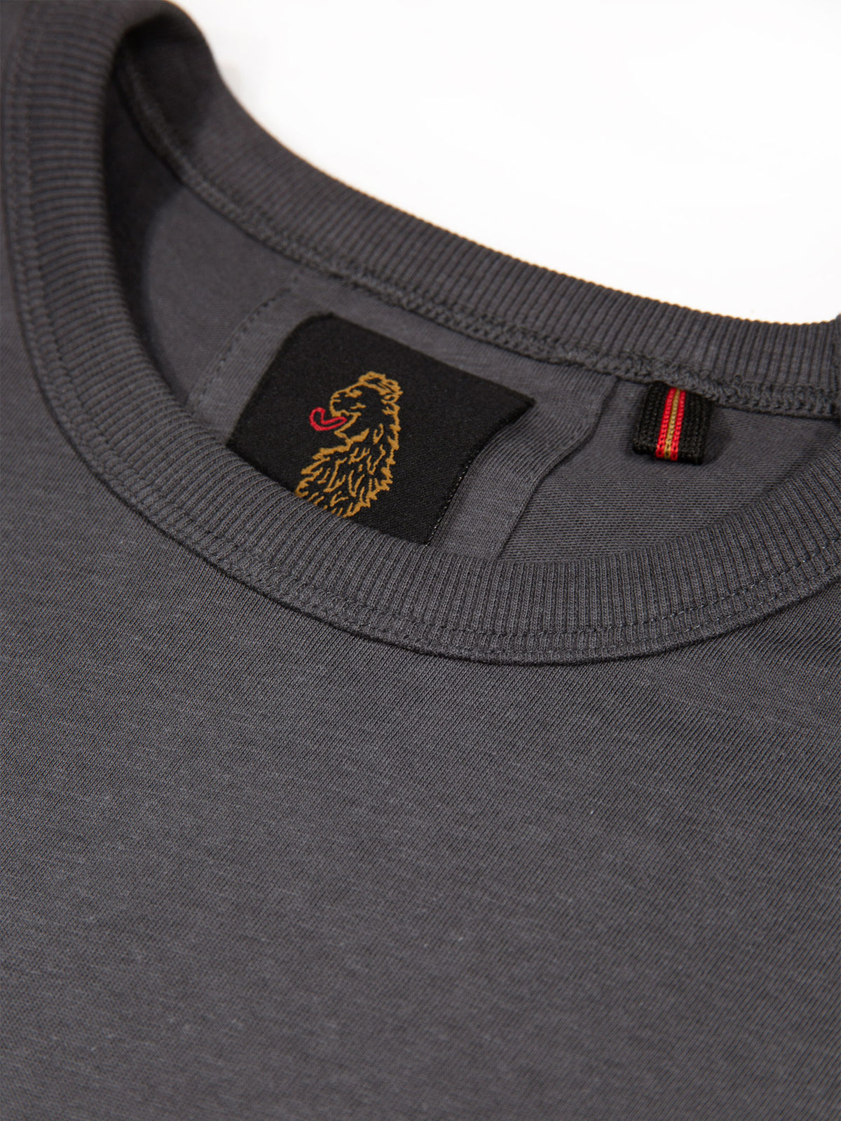 Men's grey t-shirt with crew neck and short sleeves.