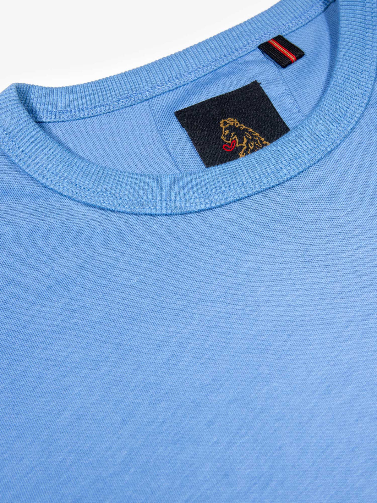 Men's blue t-shirt with crew neck and short sleeves, detail view