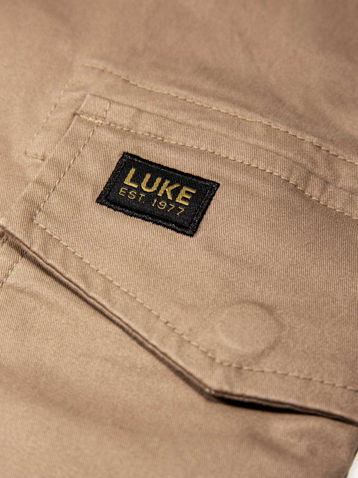Men's brown shorts with drawstring waistband and cargo pockets, detail view 2