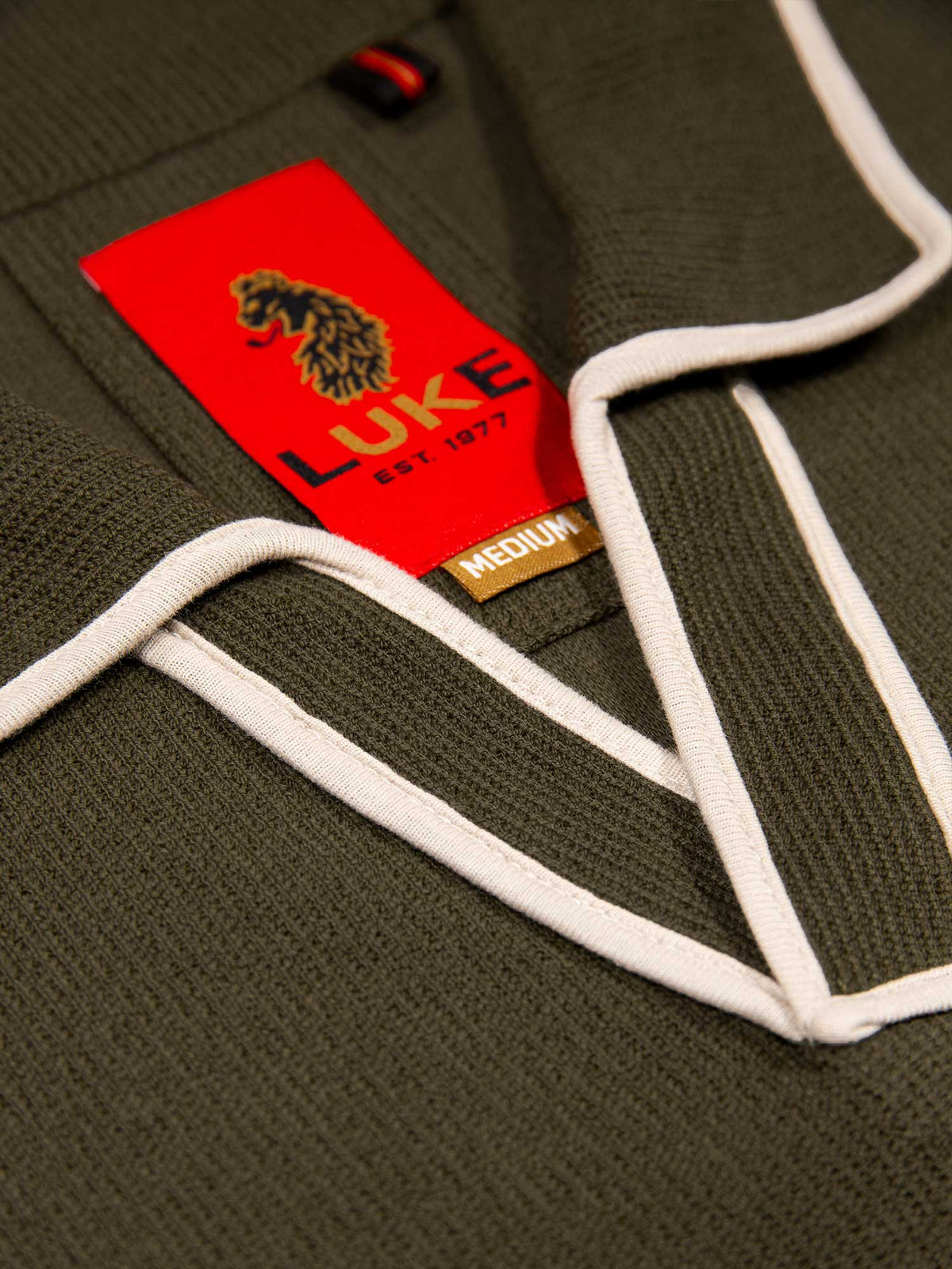 Men's green polo shirt with polo collar, detail view 2