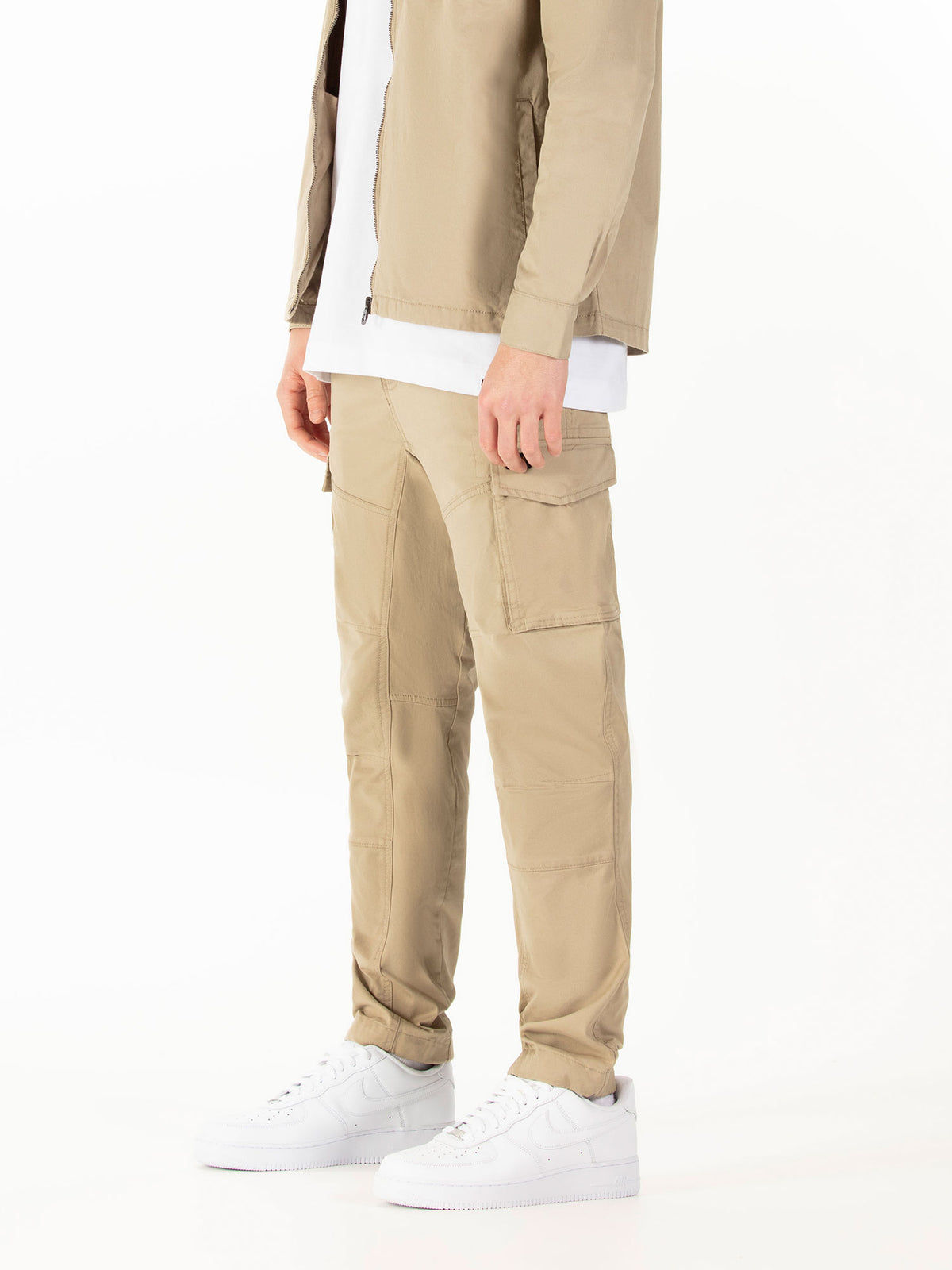 Men's beige cargo trousers with cargo pockets.