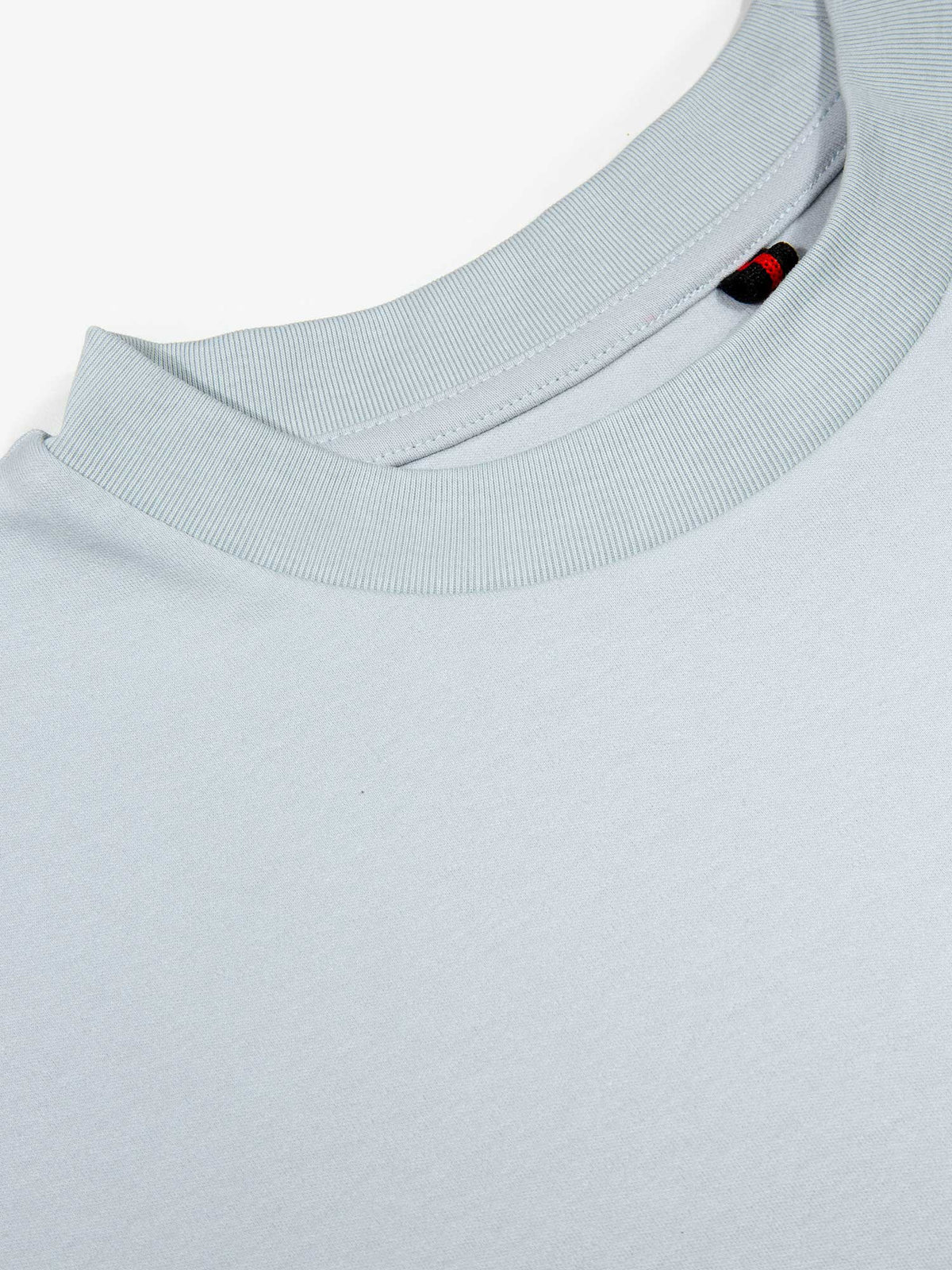 Men's relaxed-fit blue t-shirt with crew neck and short sleeves, detail view 2