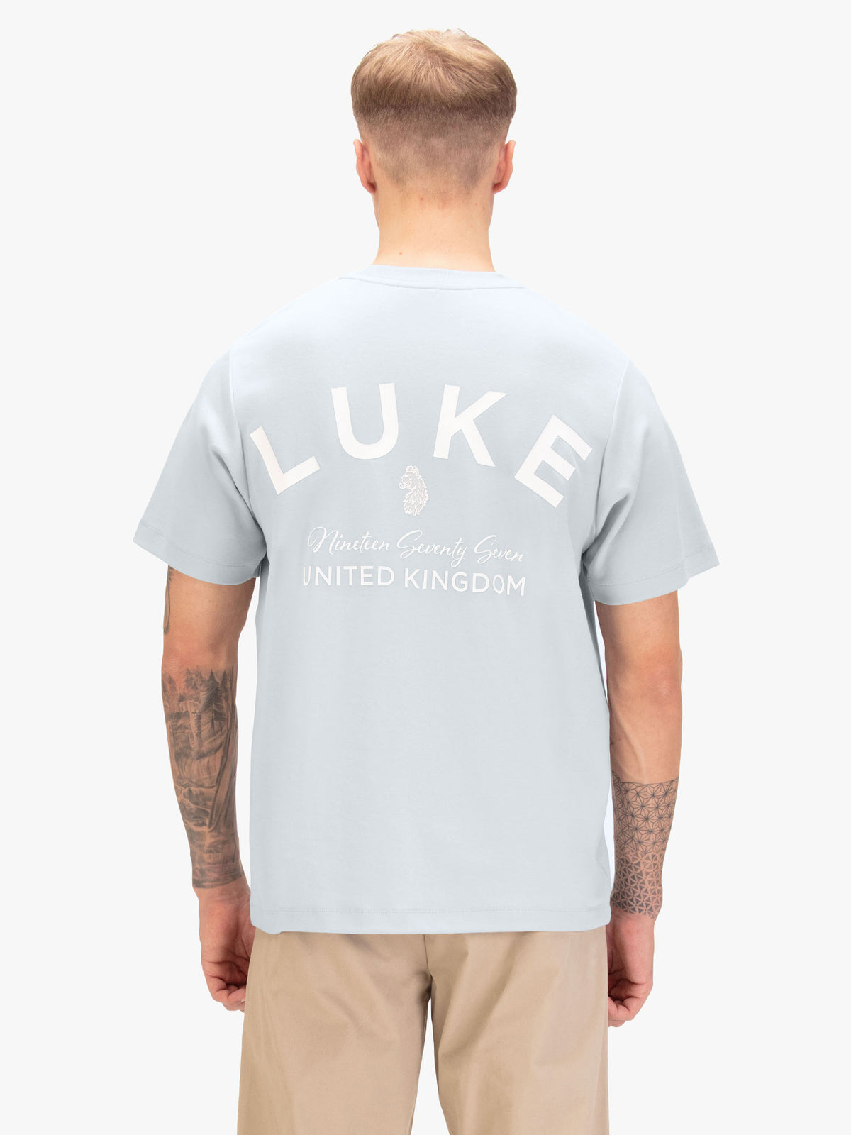 Men's relaxed-fit blue t-shirt with crew neck and short sleeves, detail view 1