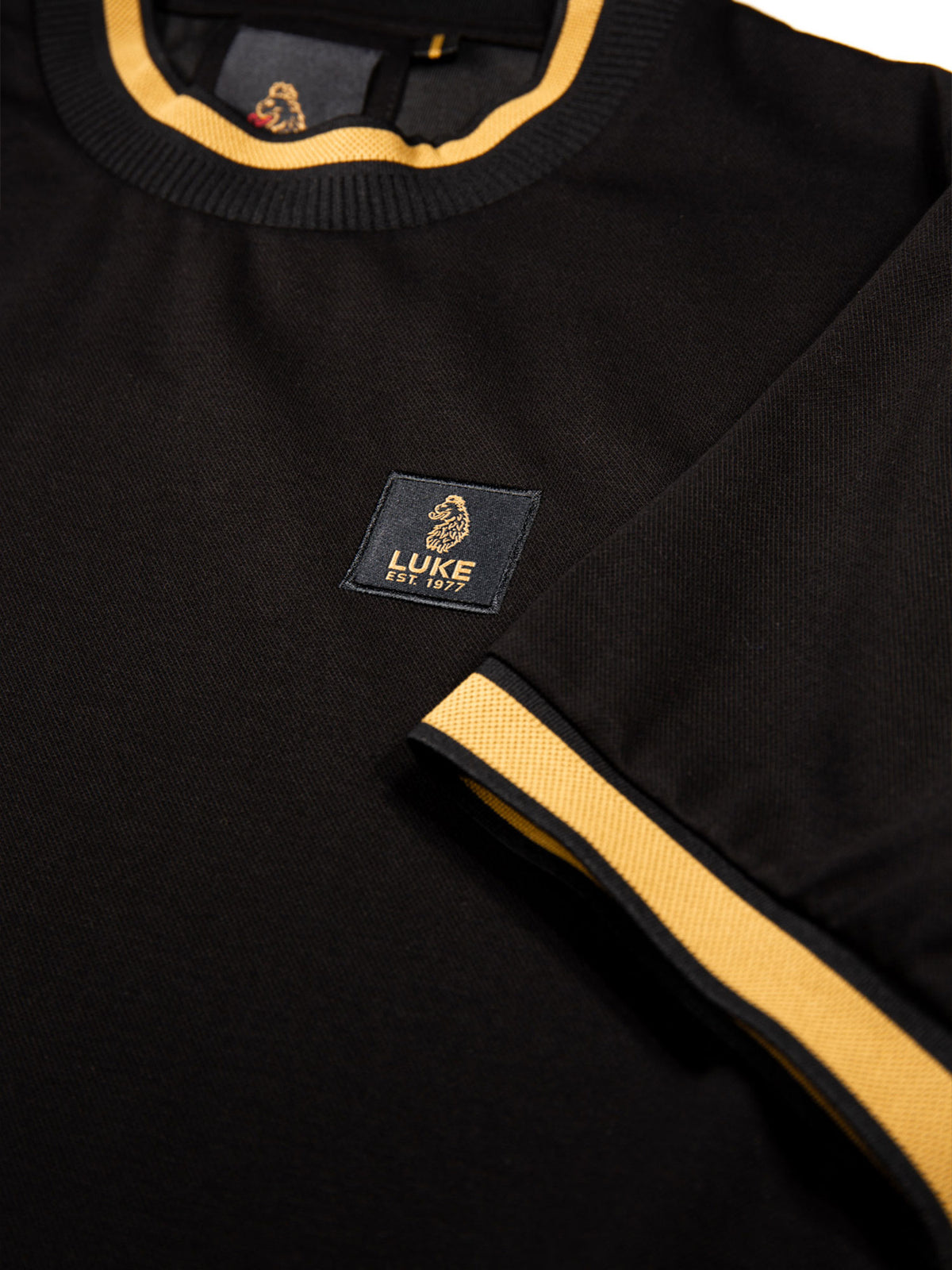 Men's black t-shirt with crew neck and short sleeves, detail view 2