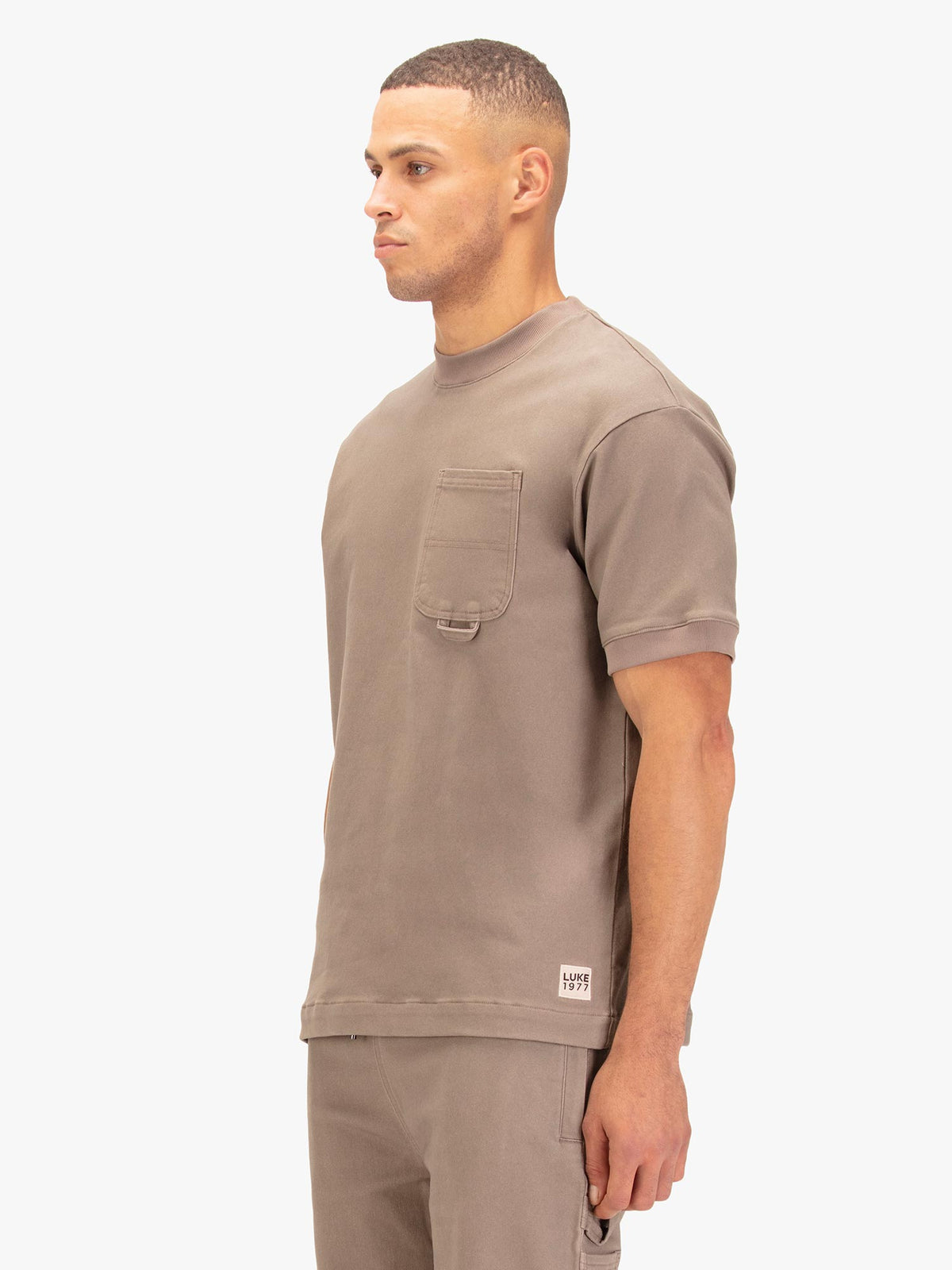 Men's brown t-shirt with crew neck and short sleeves.