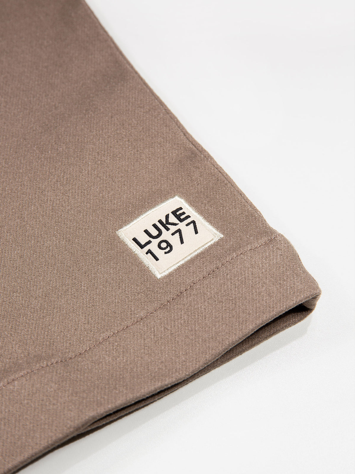 Men's brown t-shirt with crew neck and short sleeves.