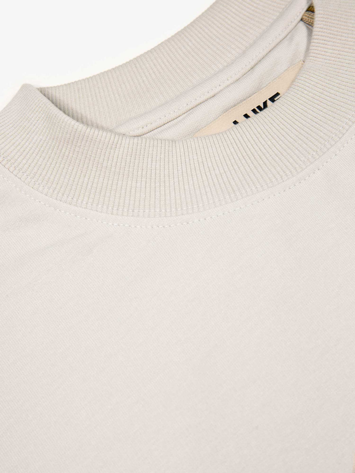 Men's relaxed-fit grey t-shirt with crew neck and short sleeves, detail view 1