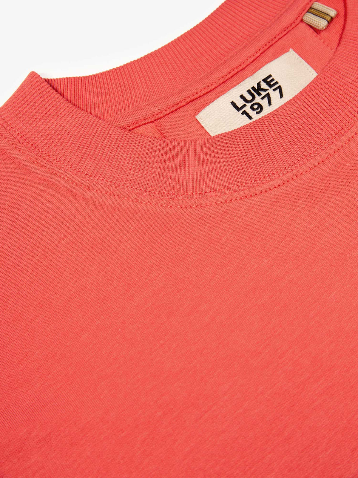 Men's relaxed-fit red t-shirt with crew neck and short sleeves, detail view 1