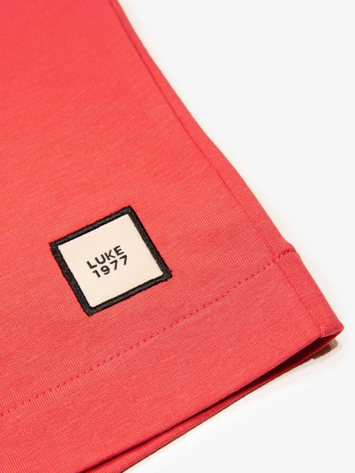 Men's relaxed-fit red t-shirt with crew neck and short sleeves, detail view 2