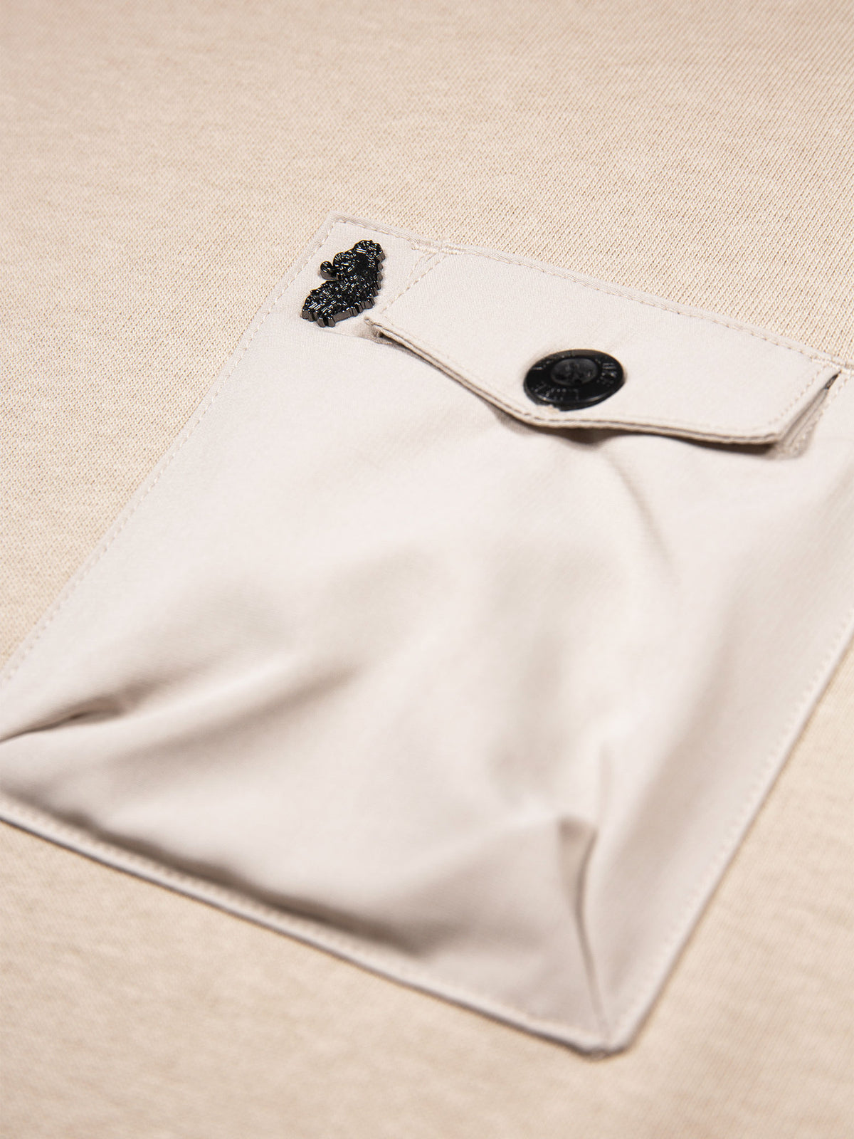 Men's beige t-shirt with crew neck and short sleeves.