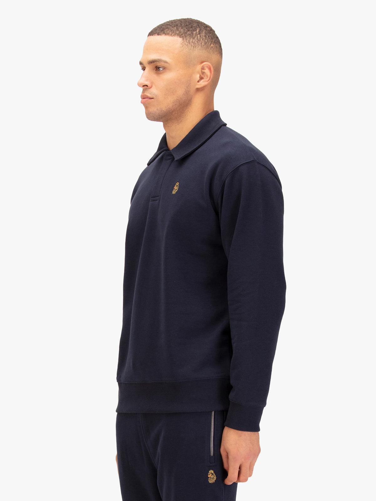 Men's navy sweatshirt.