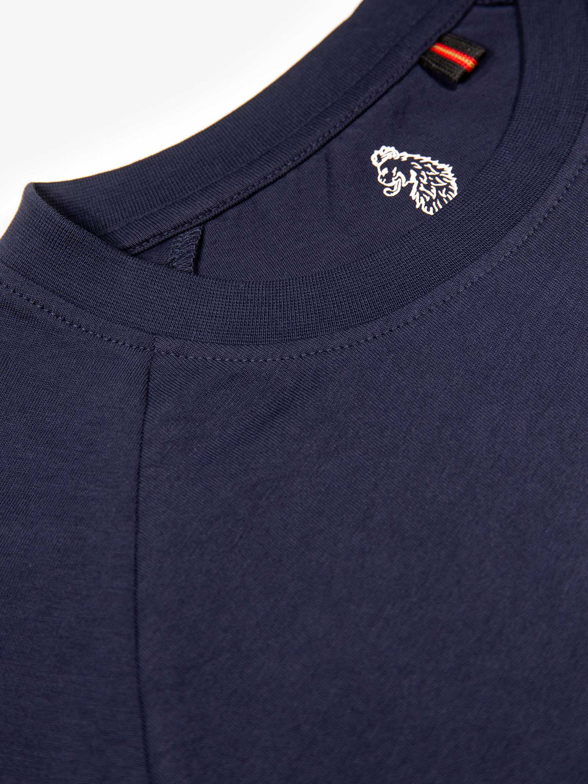 Men's relaxed-fit navy t-shirt with crew neck and short sleeves, detail view 2