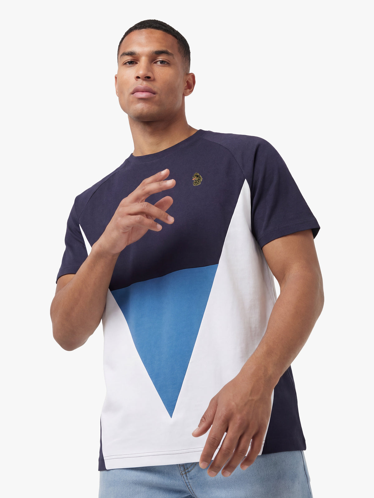Men's relaxed-fit navy t-shirt with crew neck and short sleeves, detail view 1