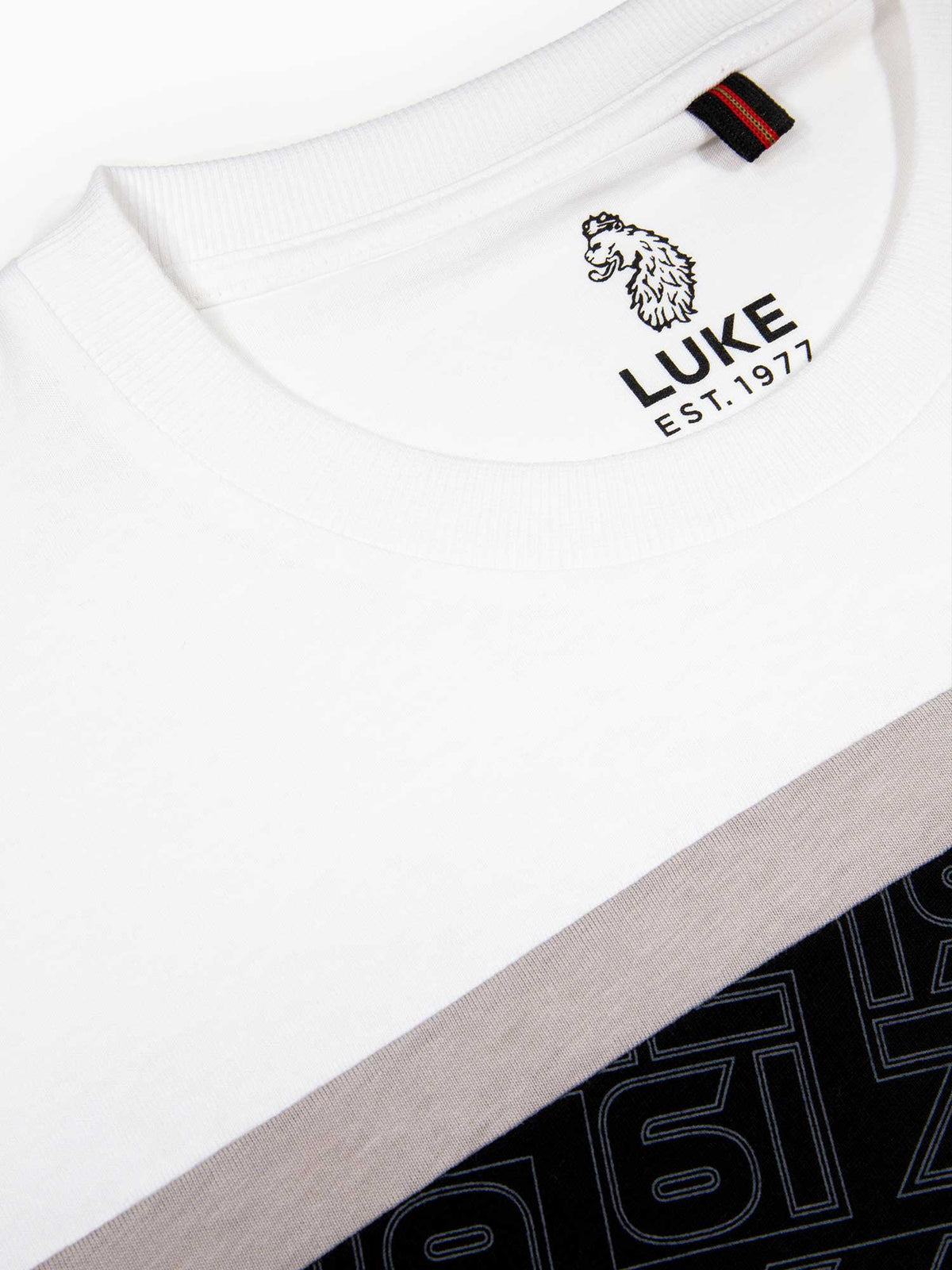 Men's white t-shirt with crew neck and short sleeves, detail view 1