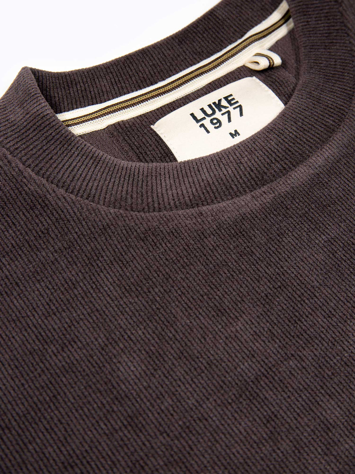 Men's relaxed-fit brown t-shirt with crew neck and short sleeves, detail view 1