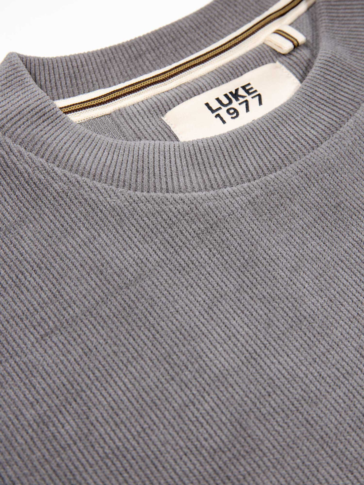 Men's relaxed-fit grey t-shirt with crew neck and short sleeves, detail view 1