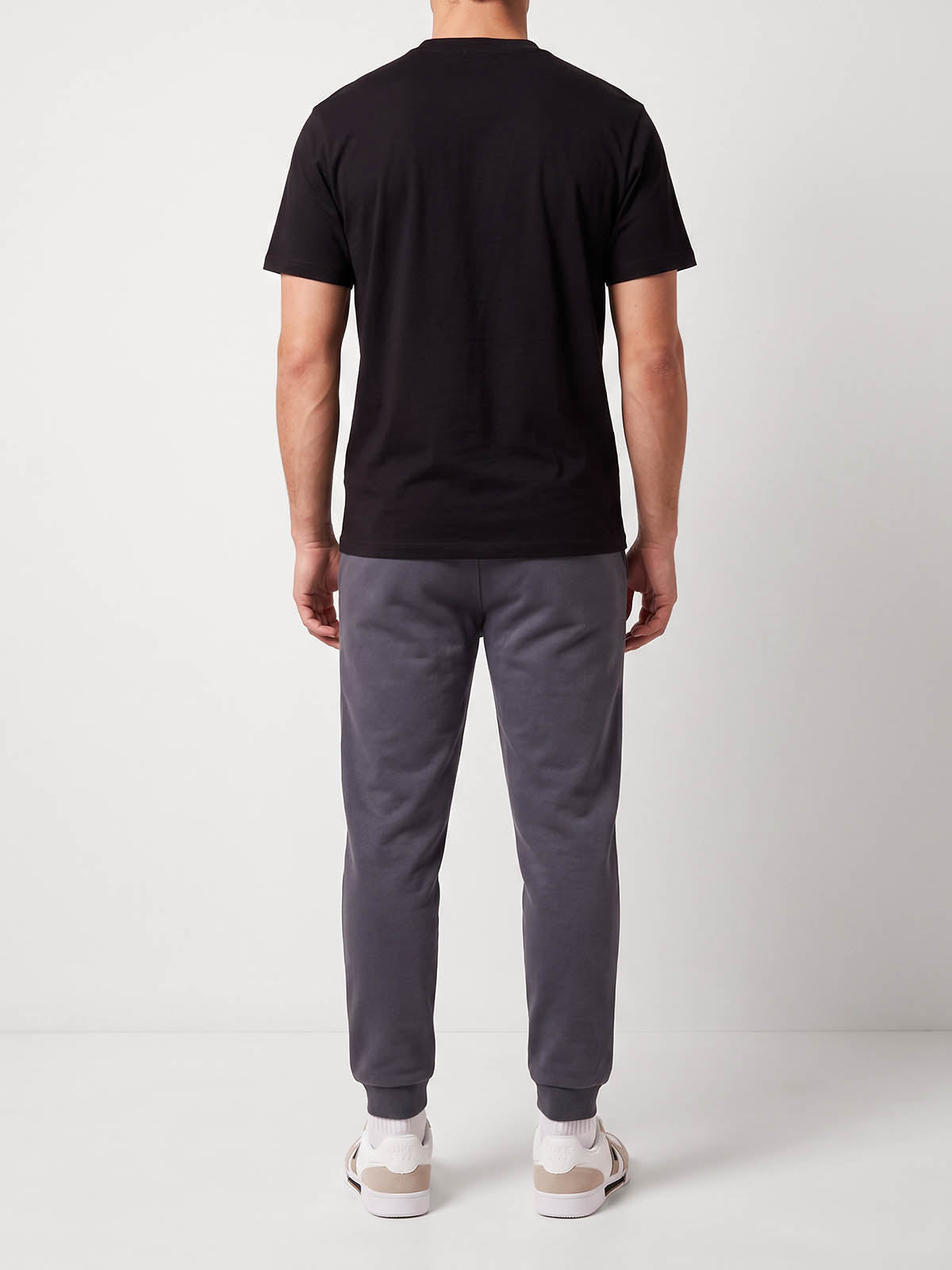 Back view of Porpoise navy LUKE 1977 Oddy heavyweight cuffed joggers worn by model