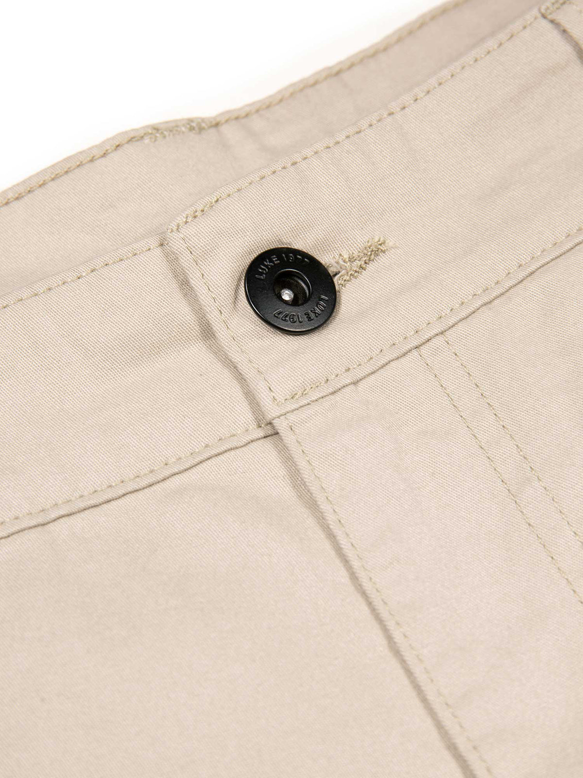 Men's beige shorts with drawstring waistband and cargo pockets, detail view 1