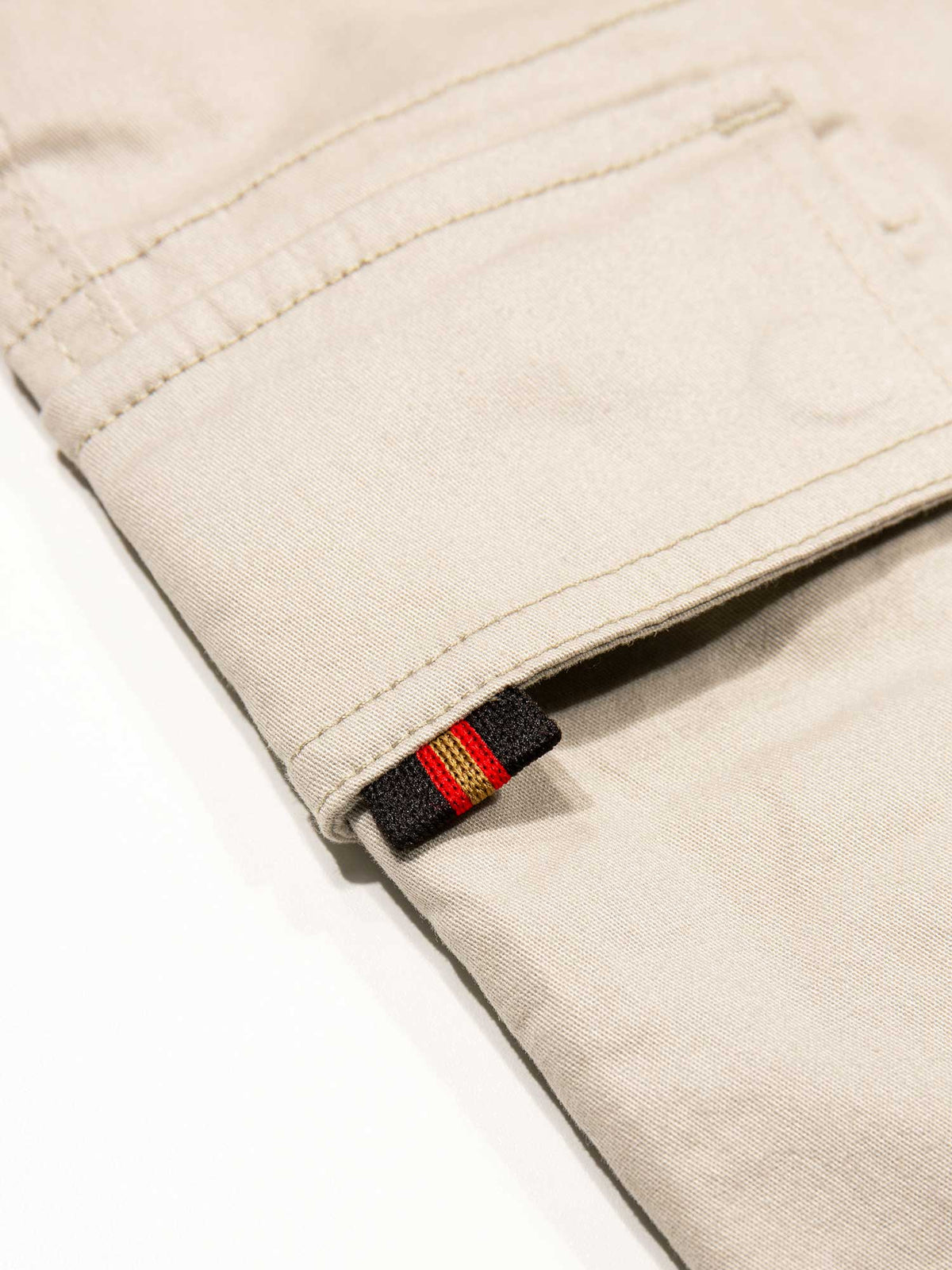 Men's beige shorts with drawstring waistband and cargo pockets, detail view 3